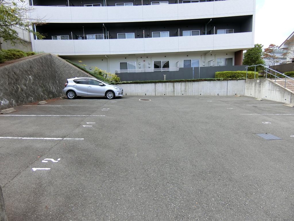 27/30 駐車場