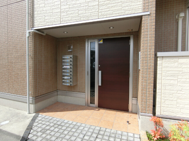 27/30 エントランス