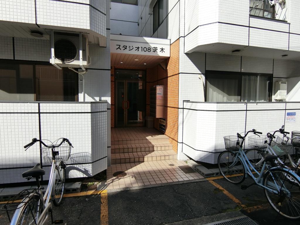 26/30 エントランス