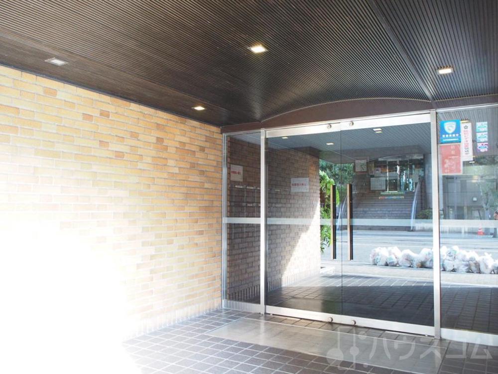 27/30 エントランス