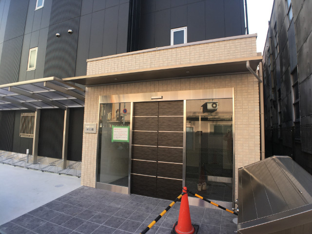 27/30 エントランス