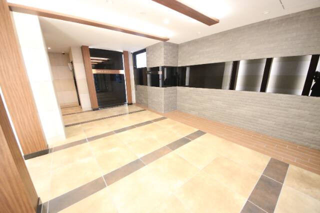 27/30 エントランス