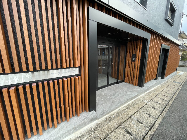 23/25 エントランス