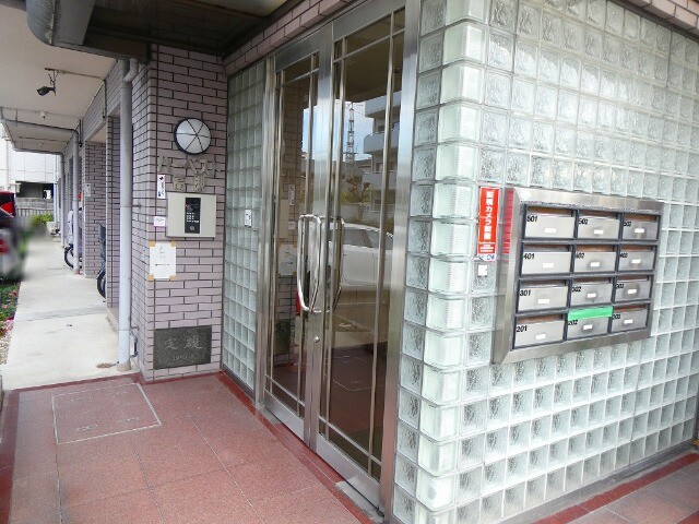 23/30 エントランス