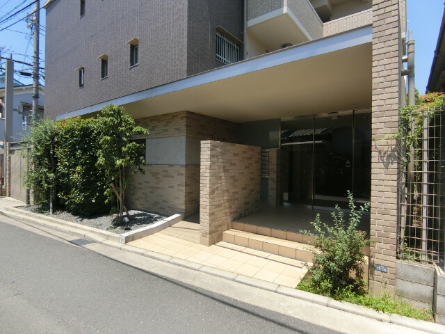 27/30 エントランス