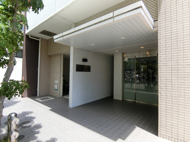 27/30 エントランス