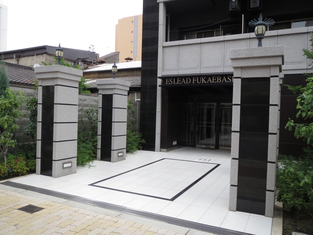 27/30 エントランス