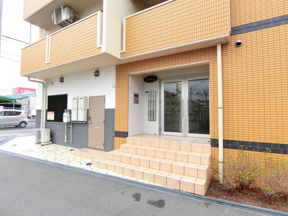 28/30 エントランス