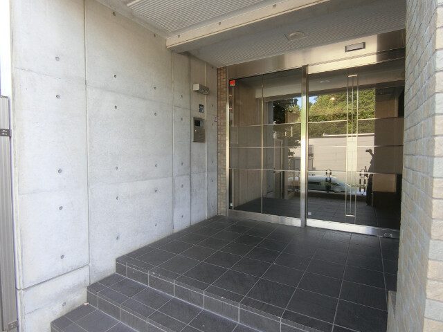 27/30 エントランス