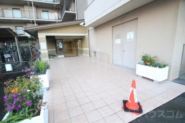 27/30 エントランス