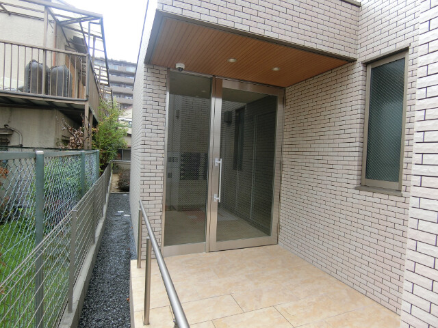 23/30 エントランス