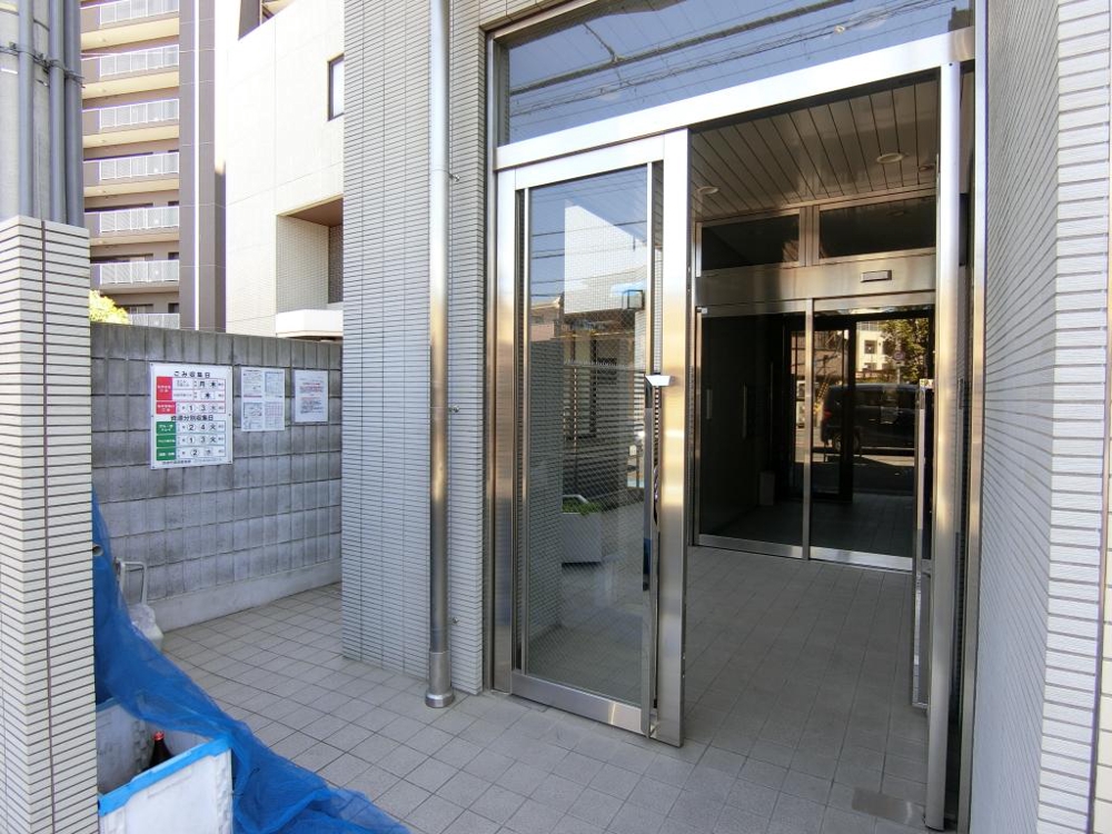 27/30 エントランス