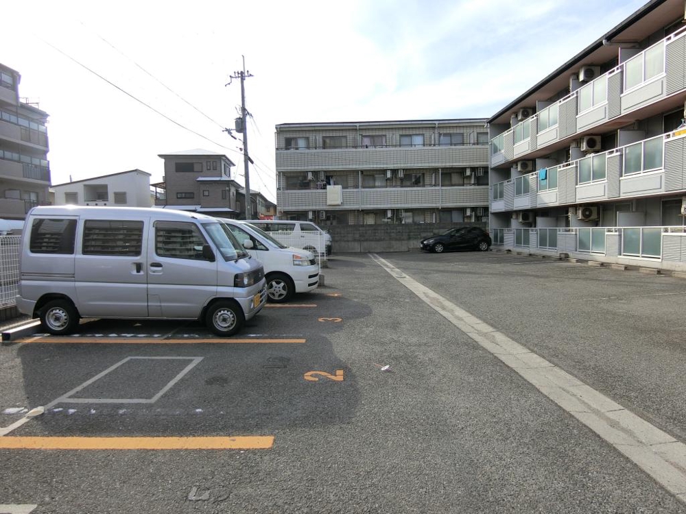 27/30 駐車場