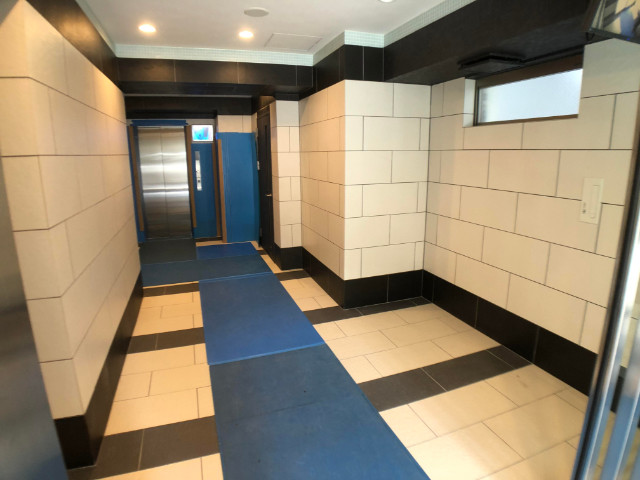 27/30 エントランス