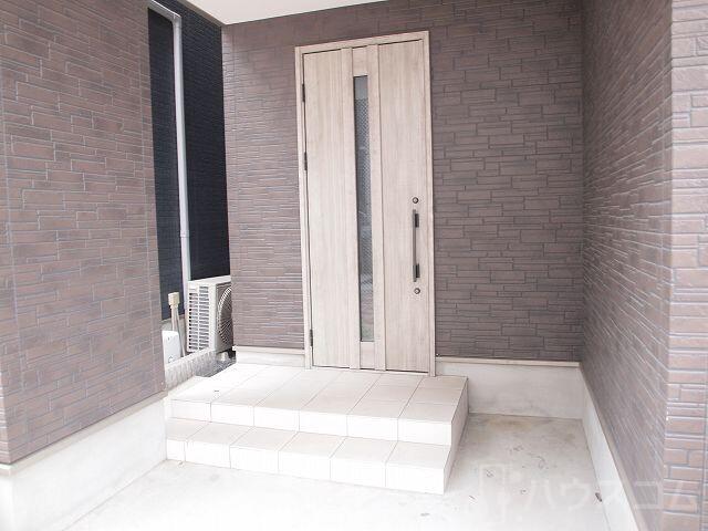 27/30 エントランス