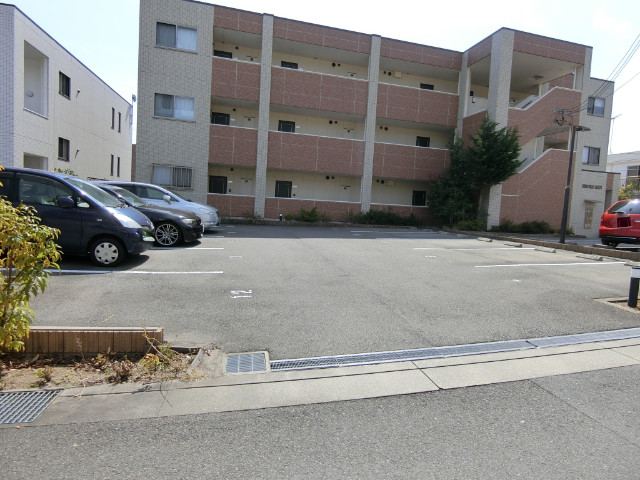 27/30 駐車場