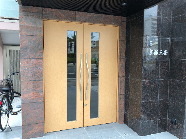 27/30 エントランス