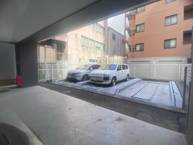 27/30 駐車場