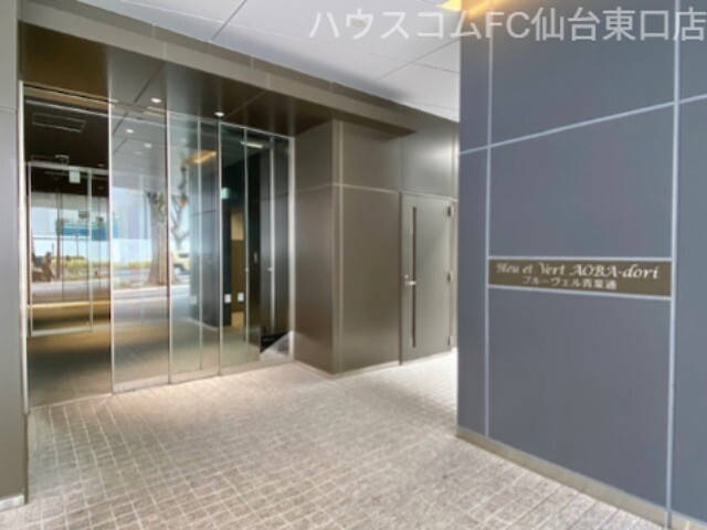 22/28 エントランス