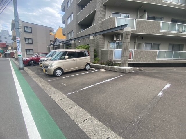 27/30 駐車場