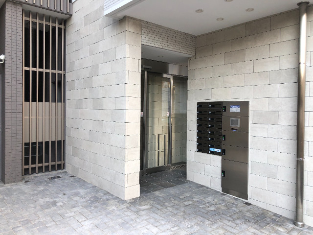 23/25 エントランス