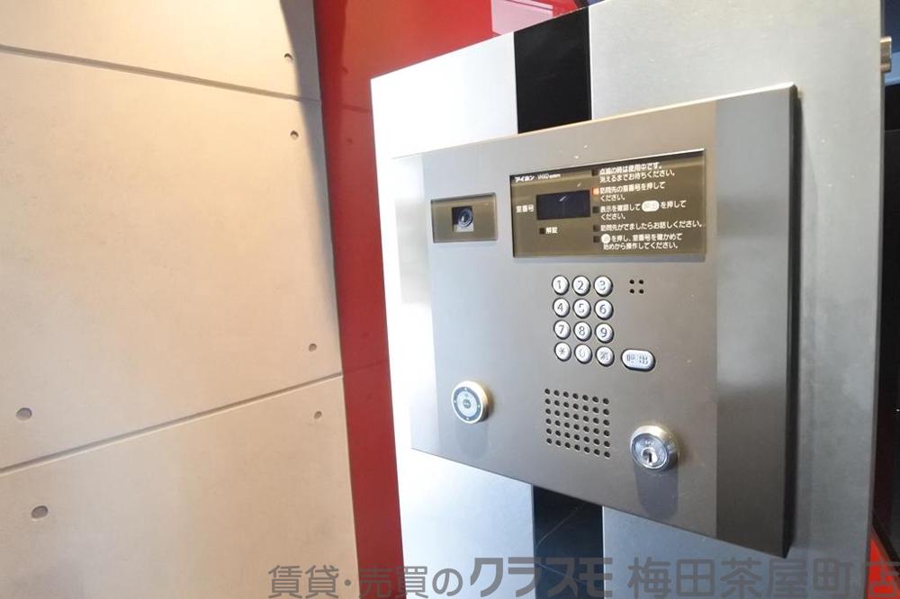 28/30 エントランス