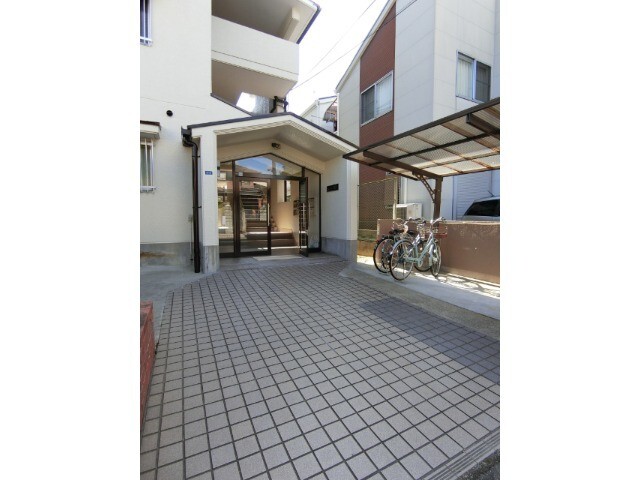 28/30 エントランス