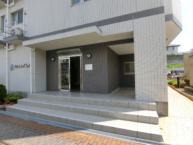 27/30 エントランス