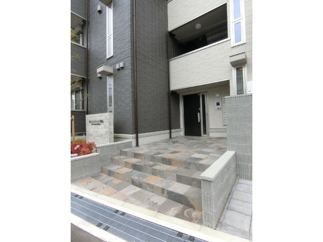 27/30 エントランス