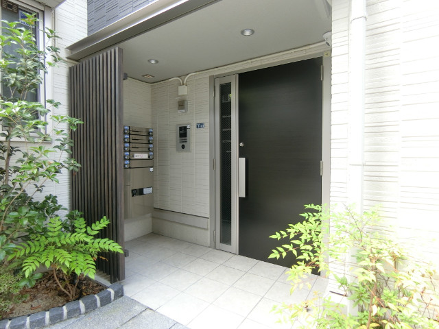 27/30 エントランス