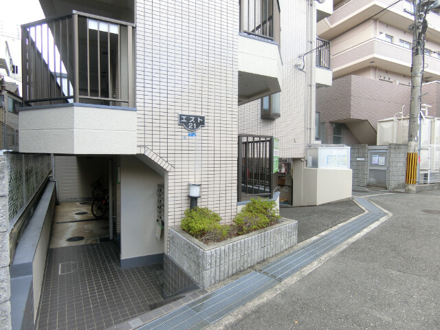 26/30 エントランス