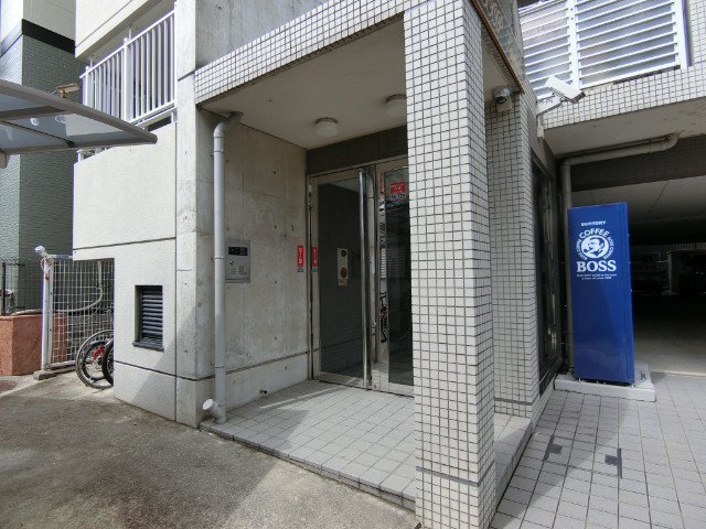 27/30 エントランス