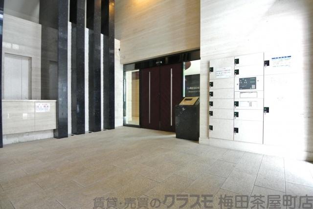 23/27 エントランス