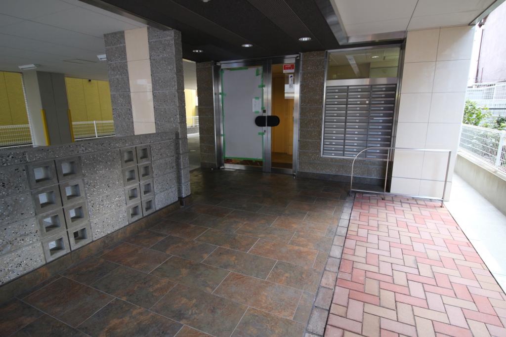 27/30 エントランス