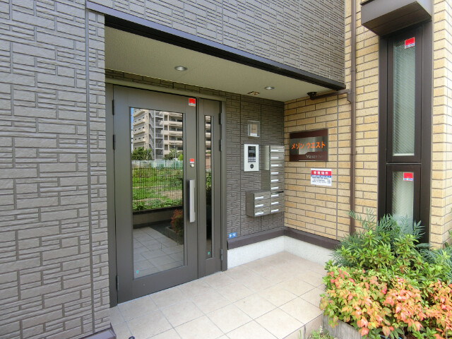 27/30 エントランス