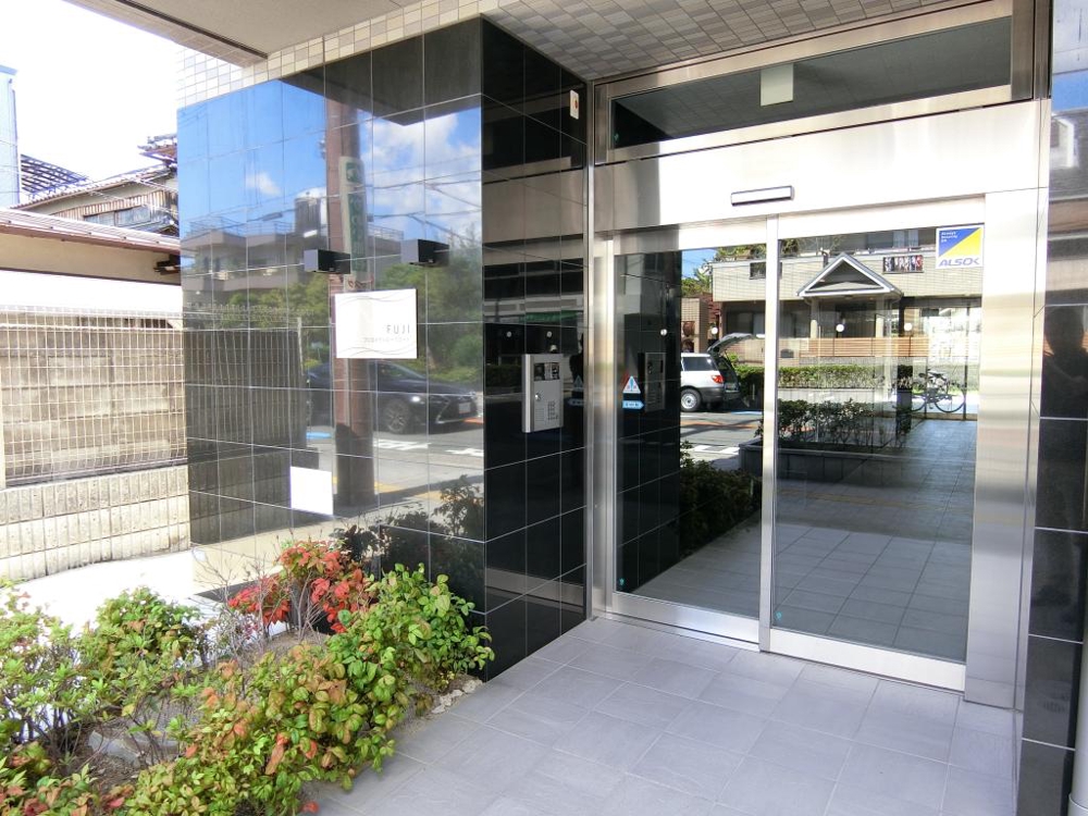 27/30 エントランス