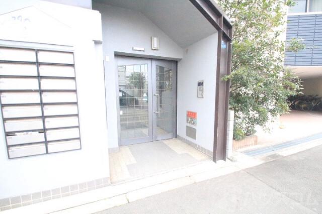 27/30 エントランス