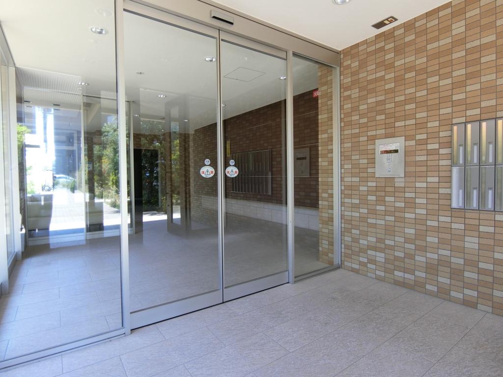 26/30 エントランス