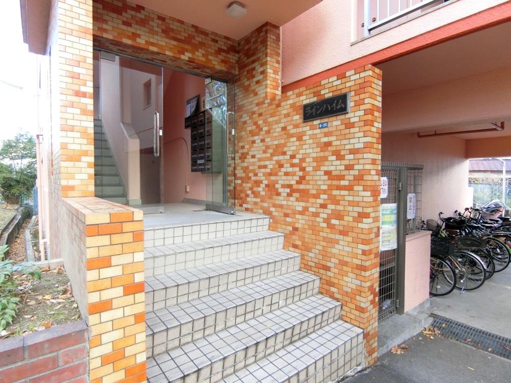 27/30 エントランス