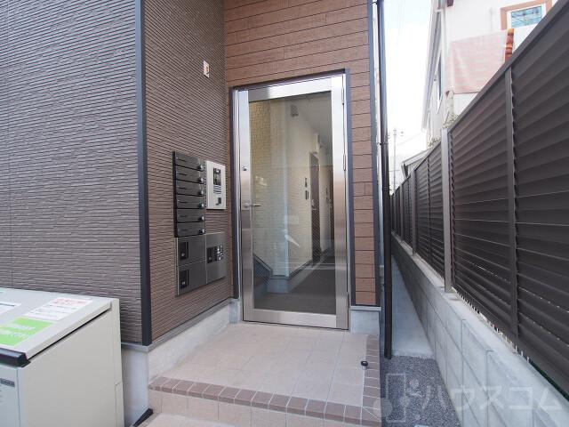 28/30 エントランス