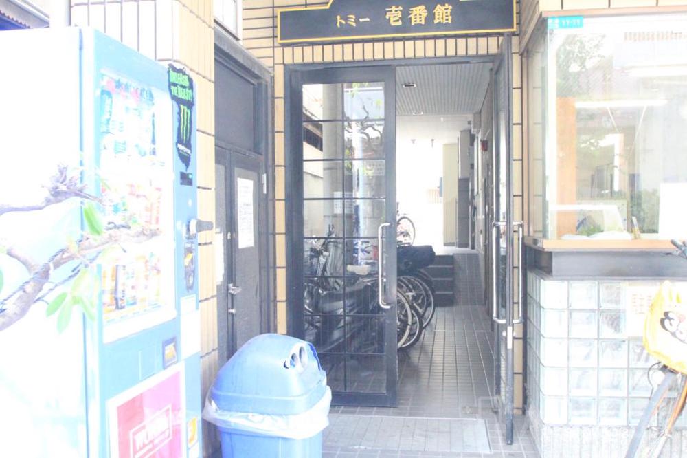 24/30 エントランス