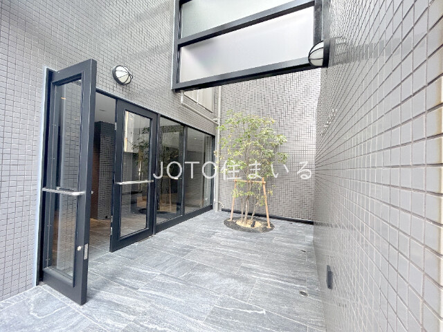 27/30 エントランス