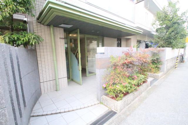 27/30 エントランス