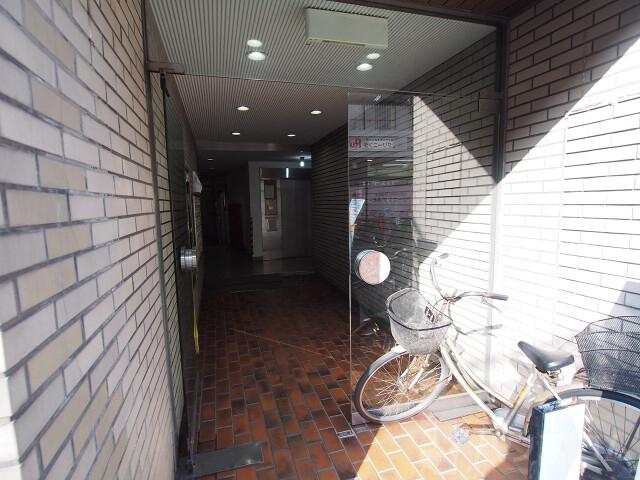 24/30 エントランス