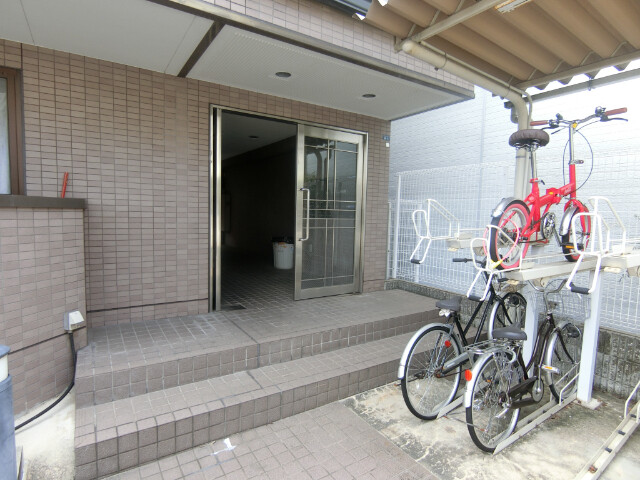 27/30 エントランス