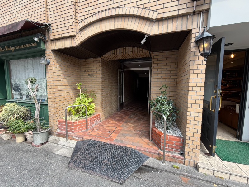 26/27 エントランス