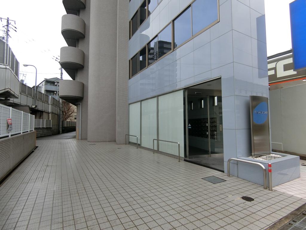 28/30 エントランス