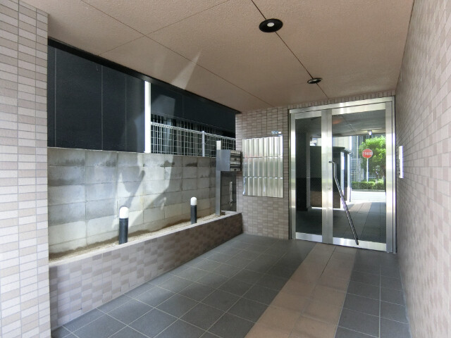 27/30 エントランス