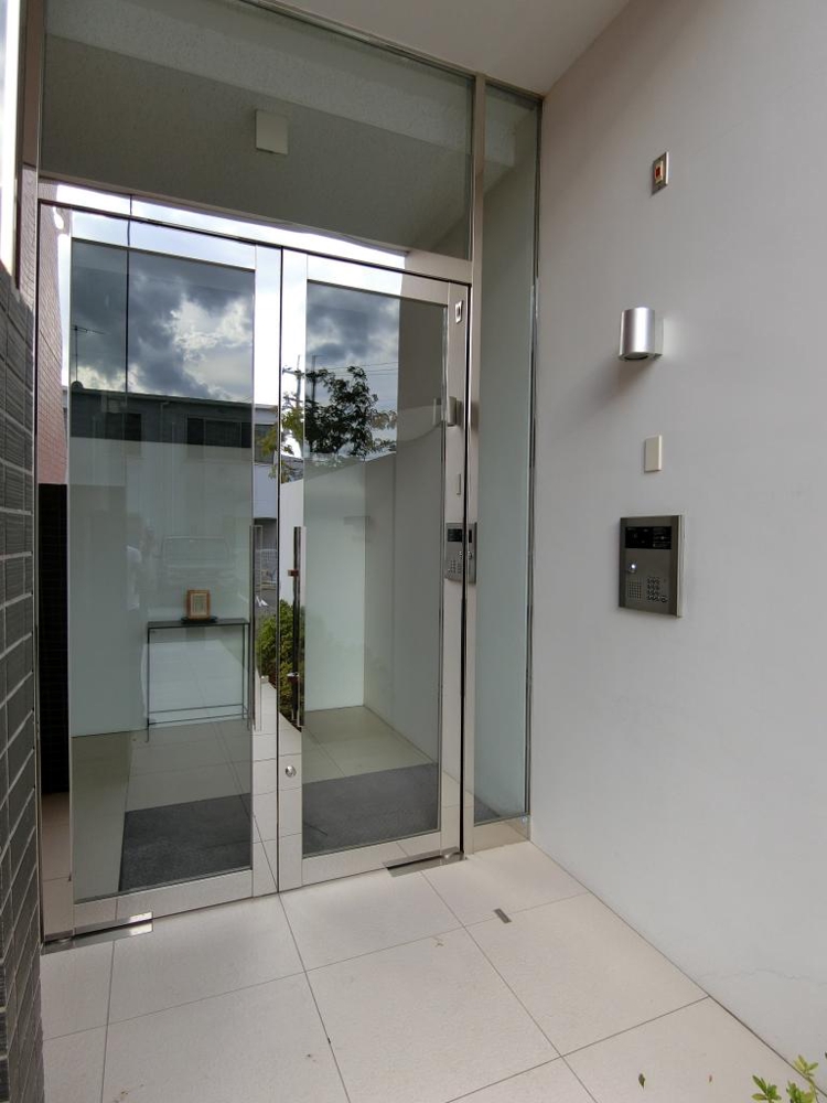 28/30 エントランス