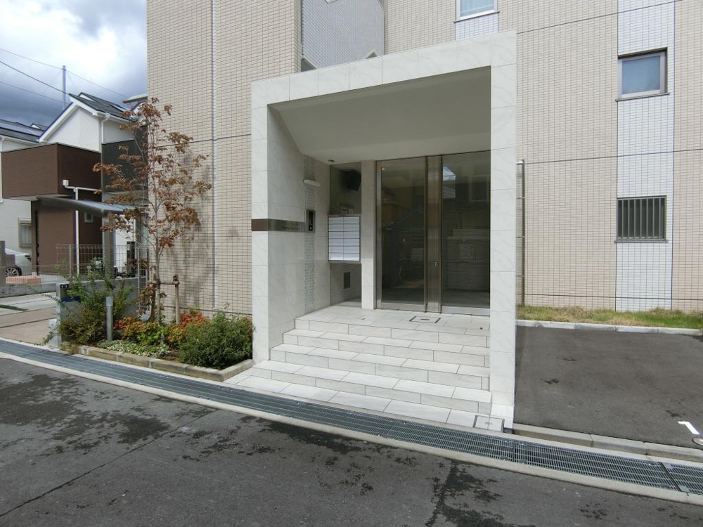 25/28 エントランス